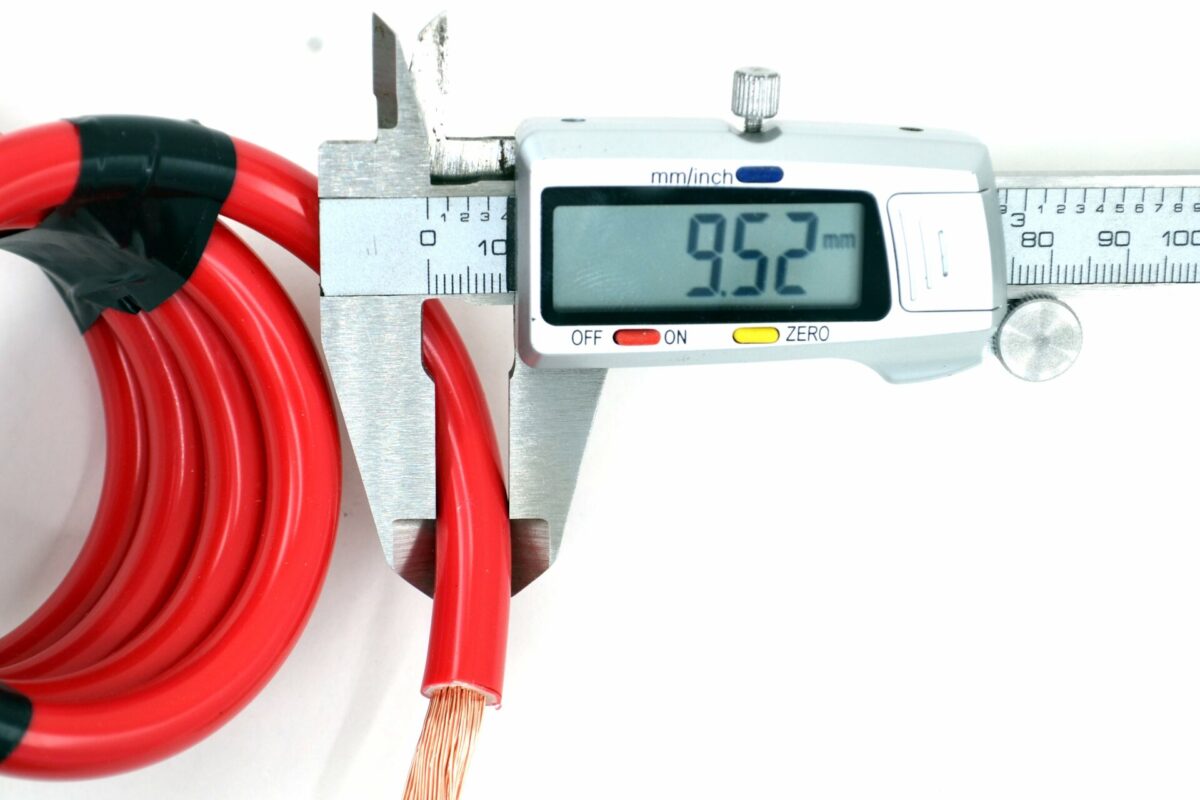 1 metre uzunluğunda, 25 mm kırmızı bakır akü kablosu