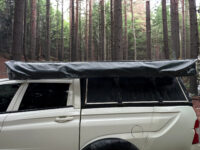 Sahra tipi araç yan tente, 270 derece koruma sağlar.