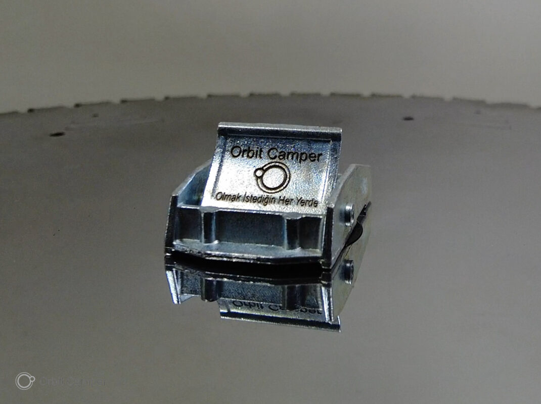 25 mm yaylı toka, saçları güvenli ve şık toplamak için.