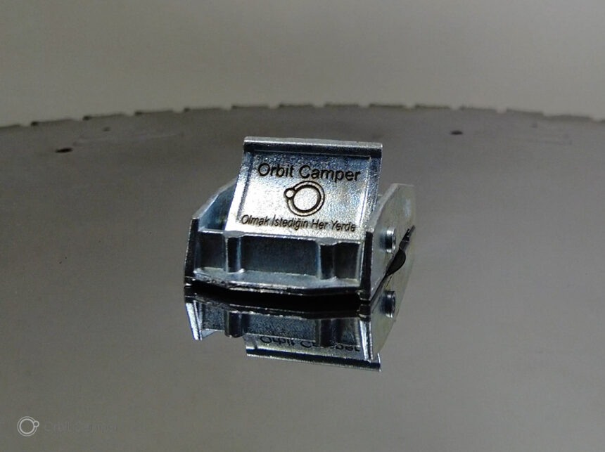 25 mm yaylı toka, saçları güvenli ve şık toplamak için.