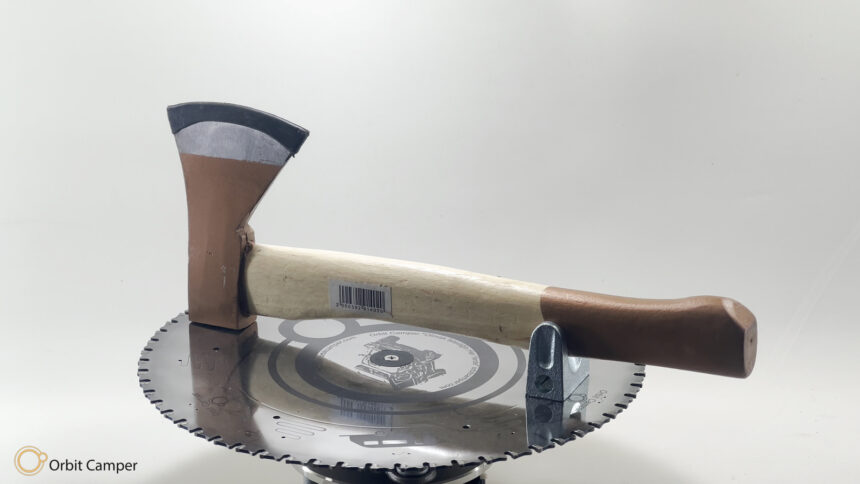 Sağlam kamp baltası, dayanıklı çelik, güvenli kullanım.