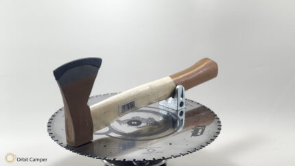 Ahşap saplı 36,5 cm balta, 11 cm geniş ağız.