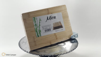 Dayanıklı bambu kesme tahtası, kamp için ideal.