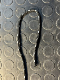 4 mm siyah gergi ipi, dayanıklı ve çok yönlü.