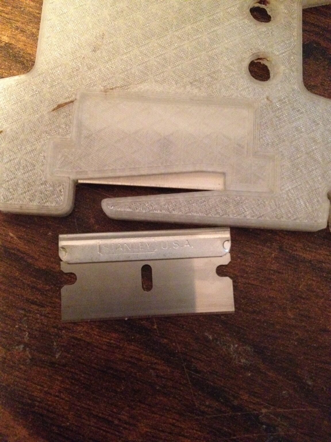 Parakord ipini sarmak ve kesmek için 3D baskılı aparat.