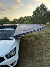 Sahra tipi araç yan tente, 270 derece açılabilir.