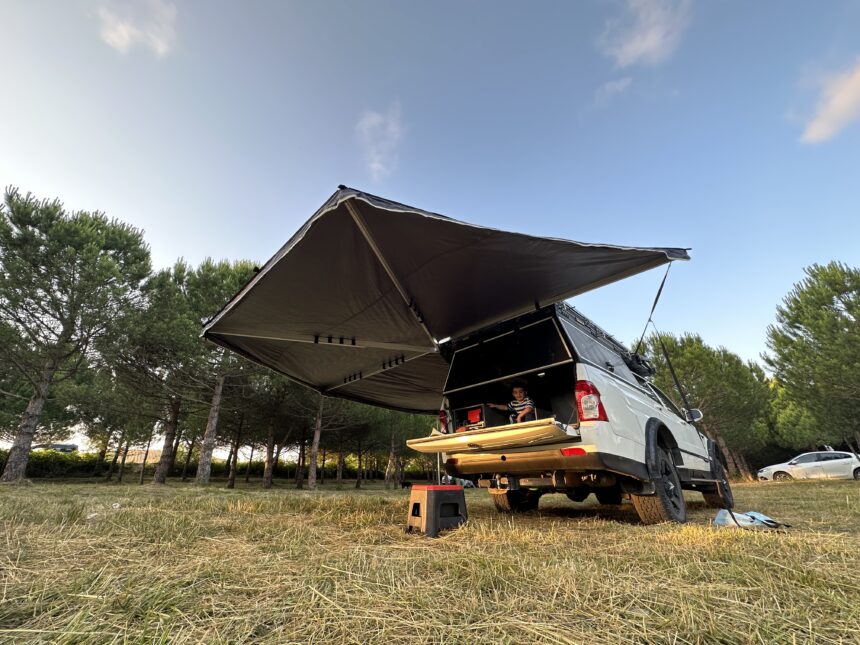 Sahra tipi araç yan tente, 270 derece açılabilir.