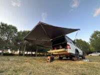 Sahra tipi araç yan tente, 270 derece açılabilir.