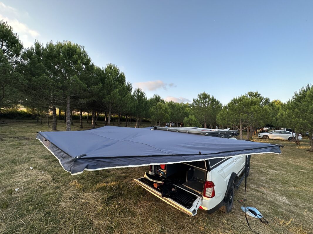 Sahra tipi araç yan tente, 270 derece açılabilir.