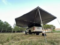 Sahra tipi araç yan tente, 270 derece açılabilir.