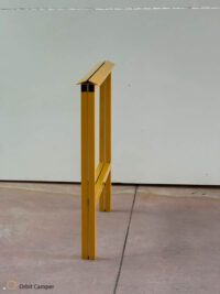 Şık ve modern tasarım masa lambası.