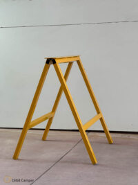 Şık ve modern tasarım masa lambası.