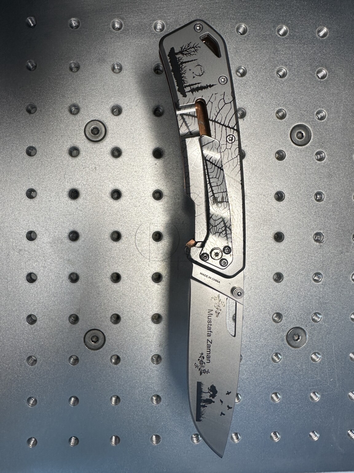 Katlanabilir av bıçağı, sağlam metal gövde, güvenli kilit.