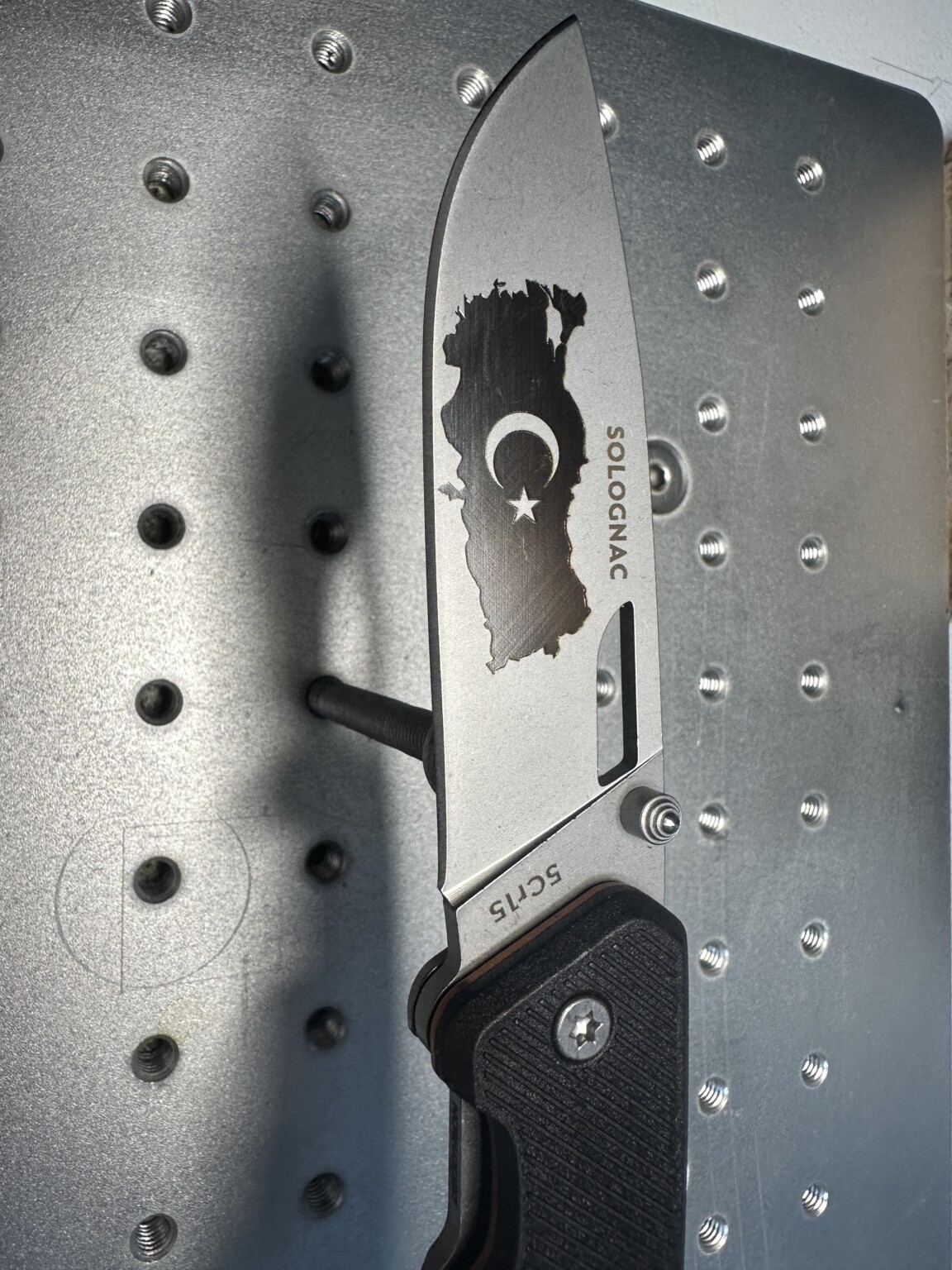 Katlanabilir av bıçağı, sağlam metal gövde, güvenli kilit.