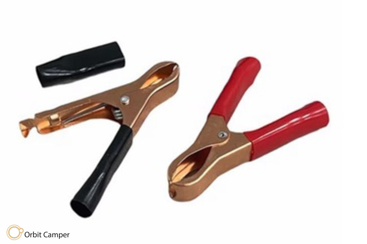 Mini Akü Takviye Pensesi Seti Mini akü takviye pensesi seti, kırmızı ve siyah izolasyonlu.