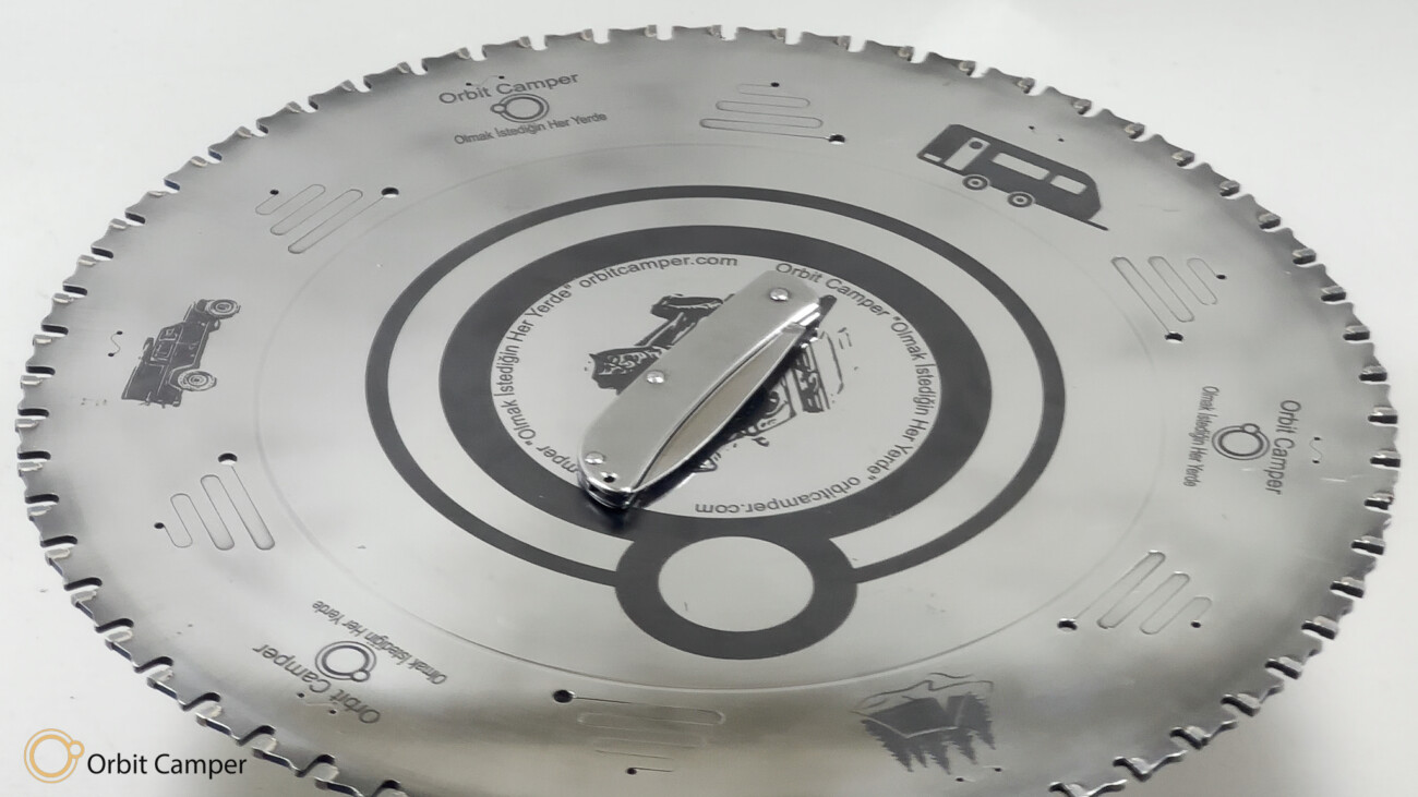 Kişiselleştirilebilir çelik çakı, ahşap saplı, lazer kazıma.