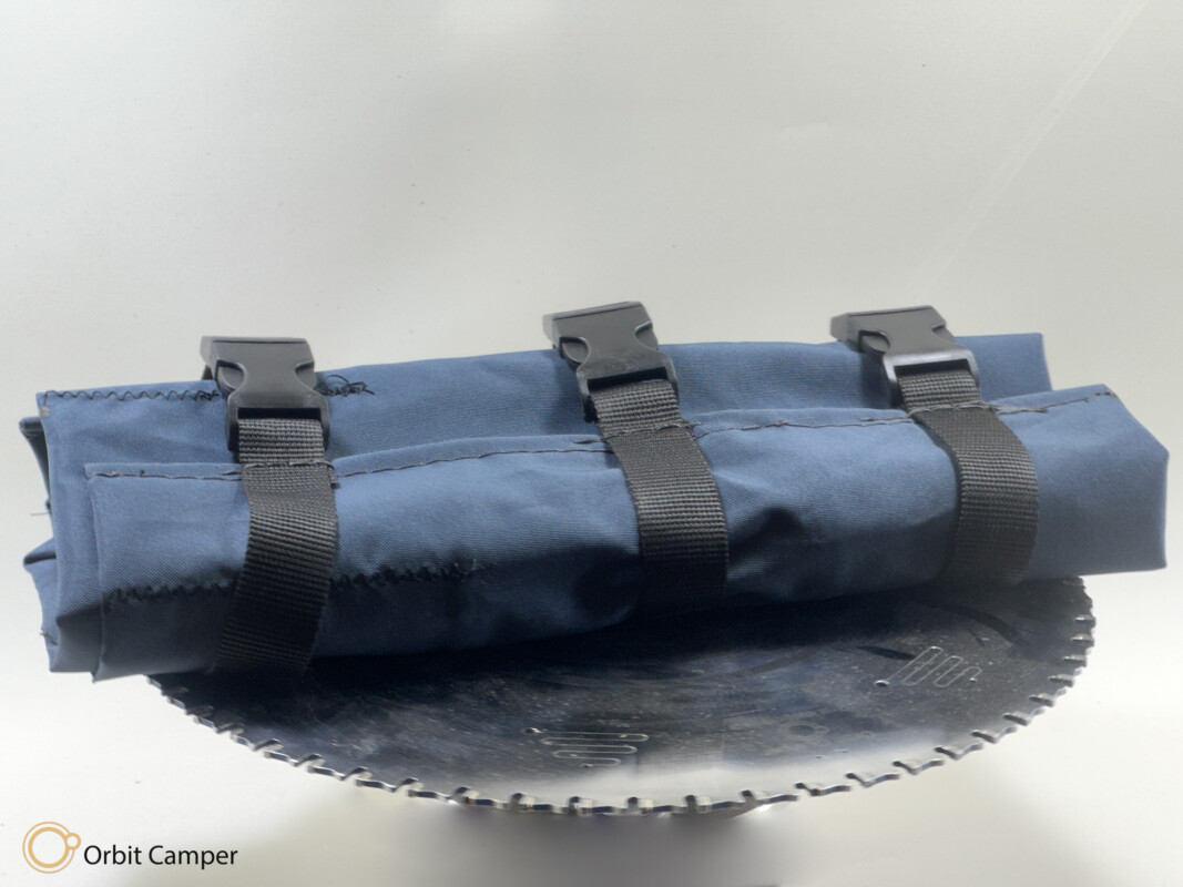 Su geçirmez Orbit Camper rulo çanta, eşyalarınızı düzenli taşır.