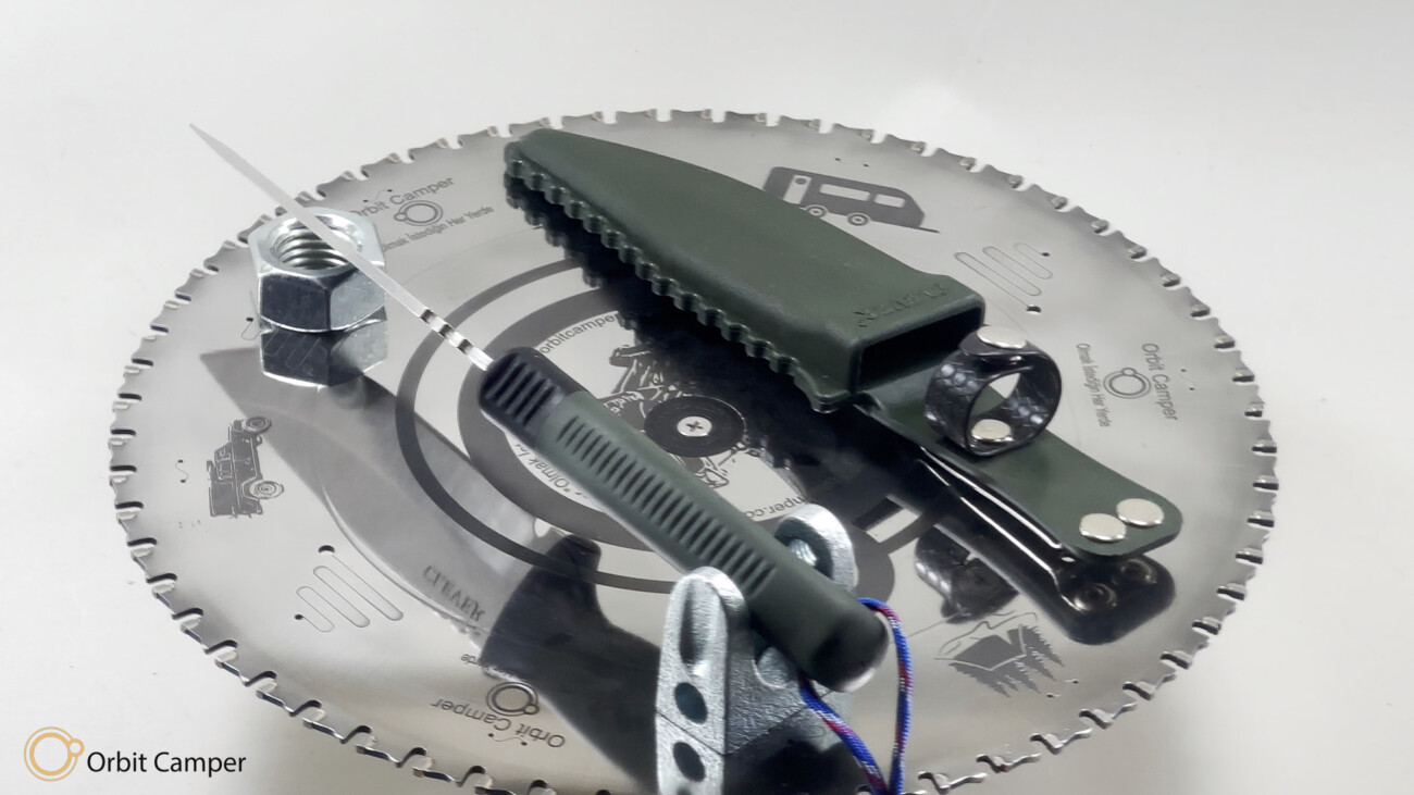 Şık ve modern tasarım masa lambası.