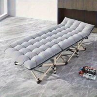 Modern tasarım ahşap masa, sağlam ve şık.