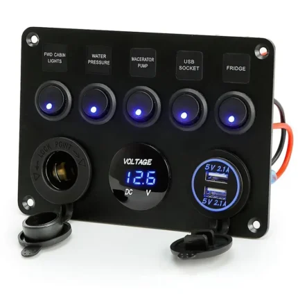 Güvenli elektrik kontrolü için sigortalı kontrol paneli.