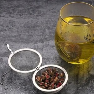 Paslanmaz çelik çay demleyici, bardak içi kullanım için ideal.