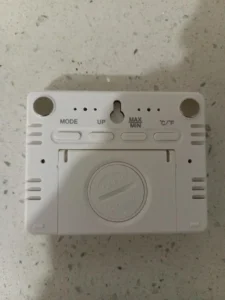 Dijital alarm saati, sıcaklık ölçer, uyku düzenleyici.