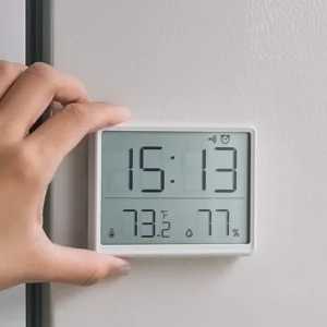 Dijital alarm saati, sıcaklık ölçer, masa saati.
