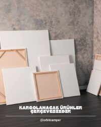 Emine Uyanık'ın el yapımı tablosuyla dekore edilmiş kahve dükkanı.