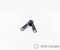 Metal fermuar, dayanıklı ve sağlam yapısıyla uzun ömürlü kullanım sunar.