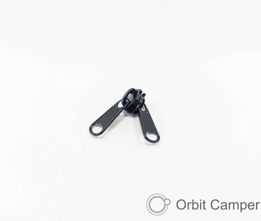 Metal fermuar, dayanıklı ve sağlam yapısıyla uzun ömürlü kullanım sunar.