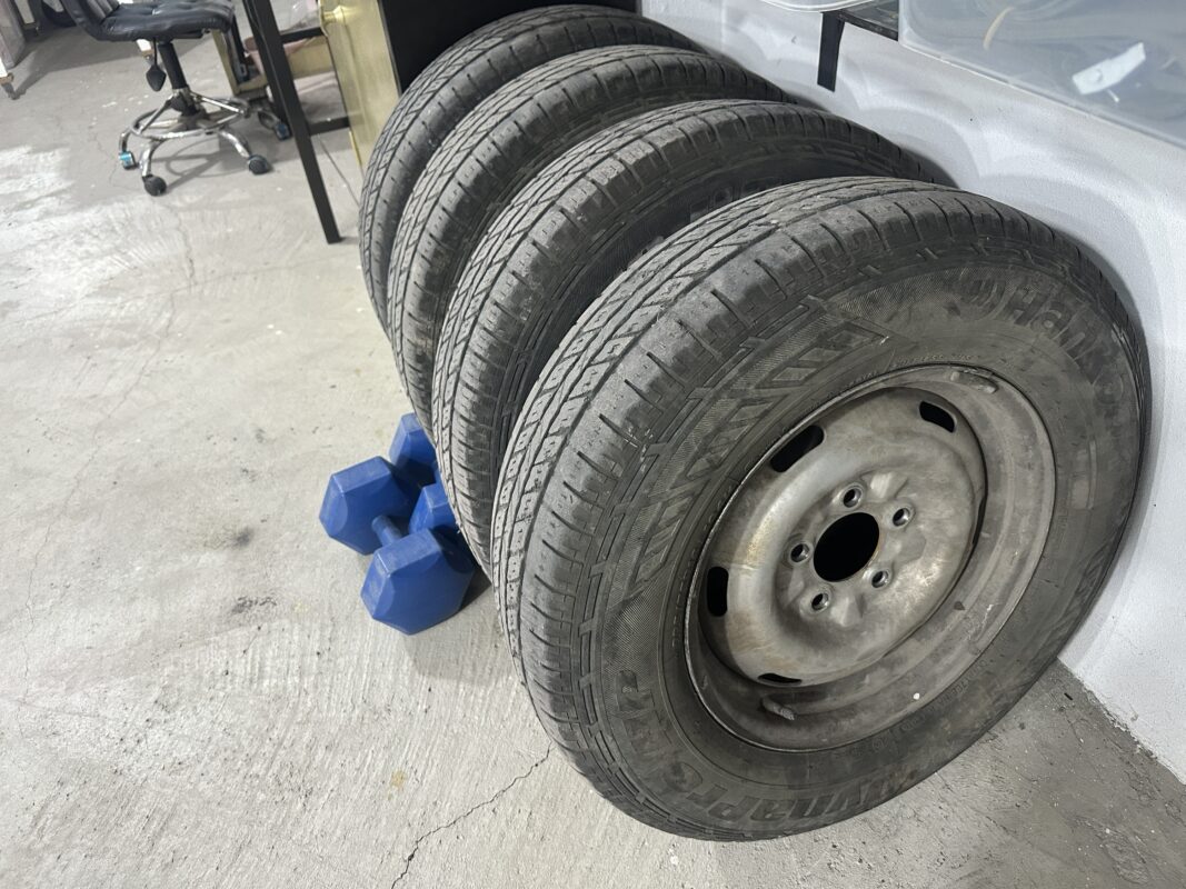 Ssangyong 16 İnç İkinci El Jant (Lastikli) Ssangyong marka 16 inç jant, ikinci el, kozmetik hasarlı, lastikli.