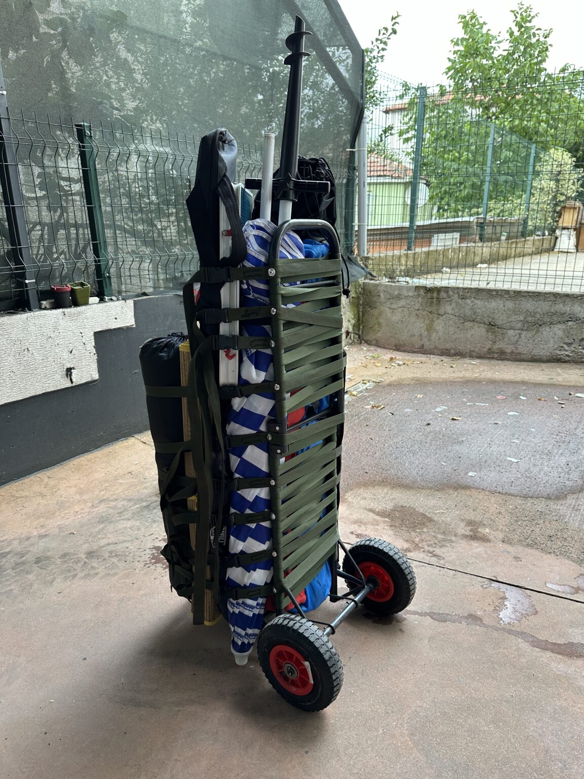 Büyük tekerlekli katlanır taşıma arabası, kamp için ideal.