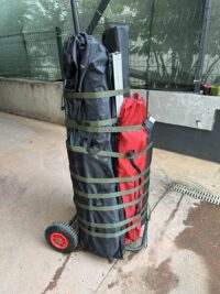 Büyük tekerlekli katlanır taşıma arabası, kamp için ideal.