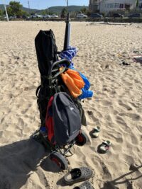 Büyük tekerlekli katlanır taşıma arabası, kamp için ideal.