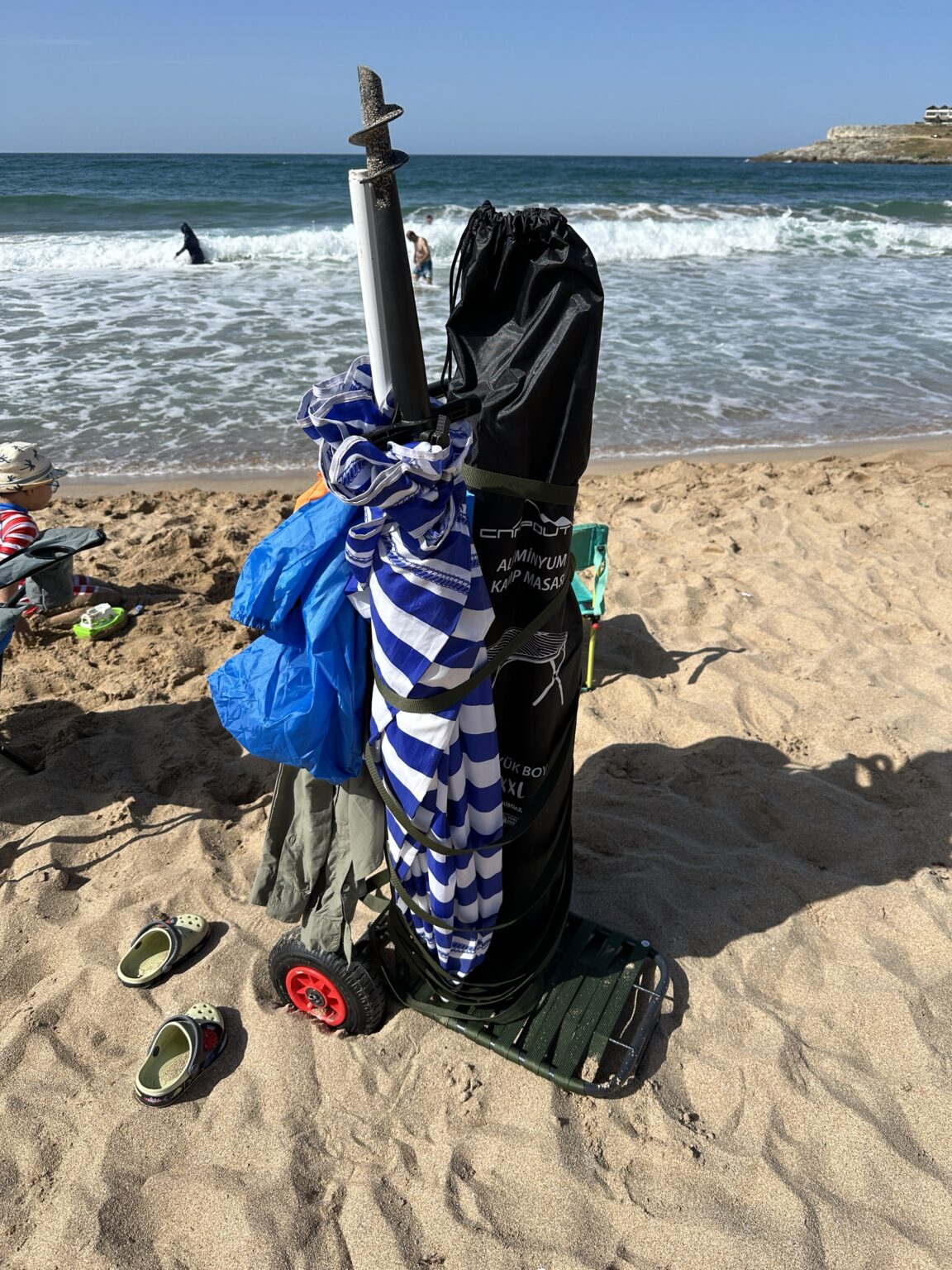 Büyük tekerlekli katlanır taşıma arabası, kamp için ideal.