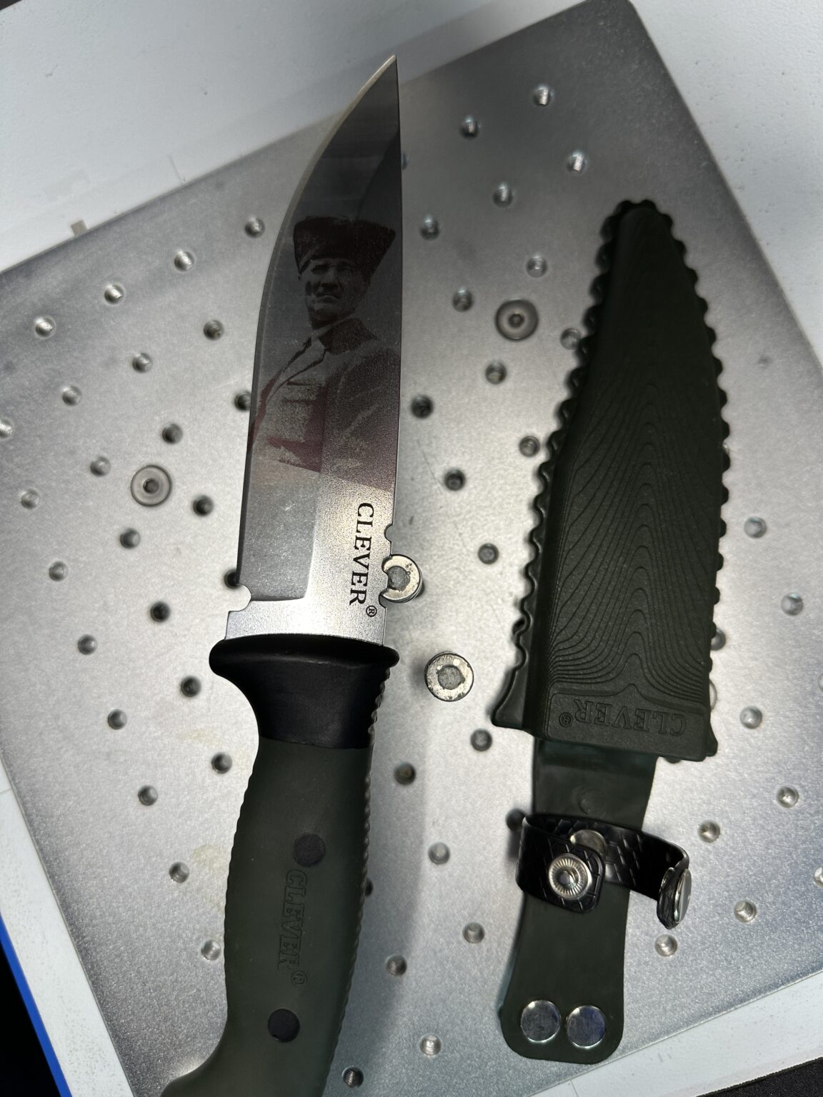 Atatürk temalı, kılıflı, dayanıklı kamp bıçağı.