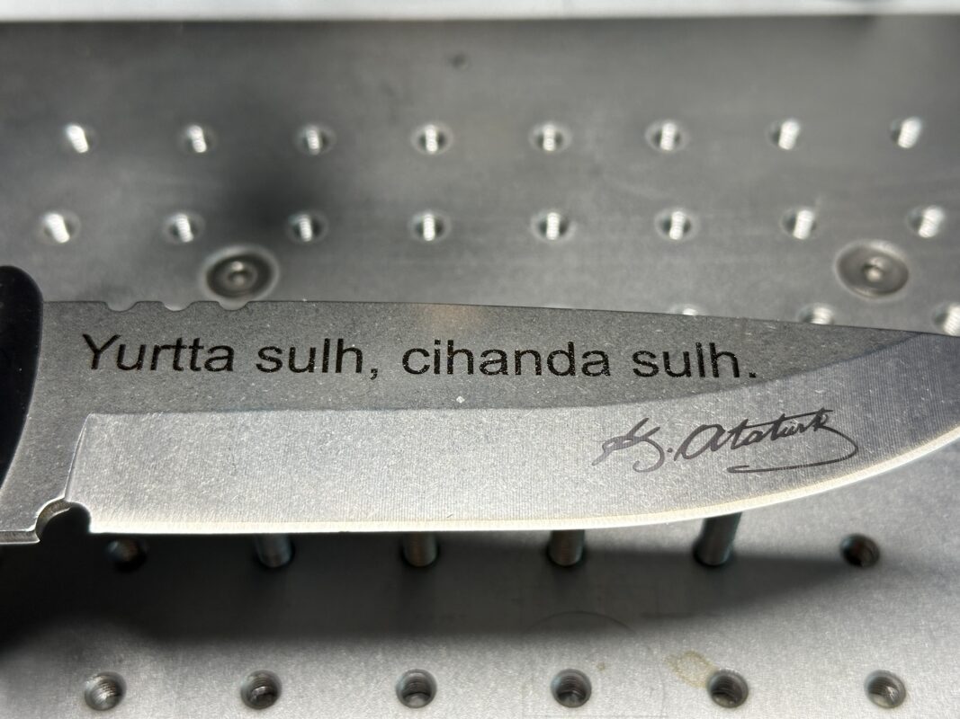 Atatürk temalı, kılıflı, dayanıklı kamp bıçağı.