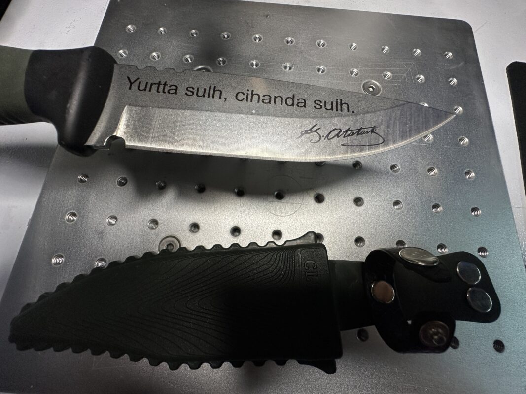 Atatürk temalı, kılıflı, dayanıklı kamp bıçağı.