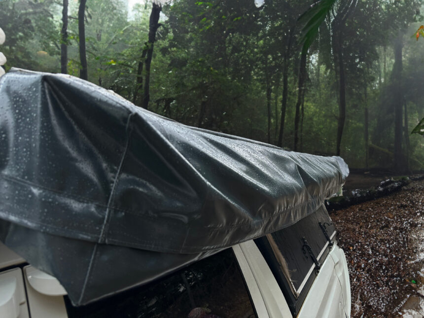 Araç yan tente, 270 derece açılır, kamp için ideal.