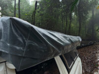 Araç yan tente, 270 derece açılır, kamp için ideal.