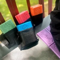 Taşınabilir katlanır oturma pedi, kamp ve seyahat için ideal.