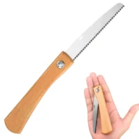 Katlanabilir küçük budama testeresi, kamp için ideal.