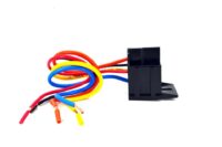 Şık ve modern tasarımda metal masa lambası.