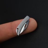 Modern tasarım masa lambası, şık ve fonksiyonel aydınlatma.