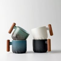 Modern tasarım masa lambası, şık ve fonksiyonel.