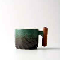 Modern tasarım masa lambası, şık ve fonksiyonel.