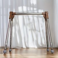 Modern tasarım masa lambası, şık ve fonksiyonel.