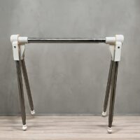 Modern tasarım masa lambası, şık ve fonksiyonel.