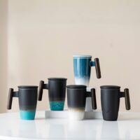 Modern tasarım masa lambası, şık ve fonksiyonel.