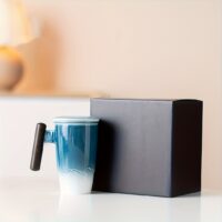 Modern tasarım masa lambası, şık ve fonksiyonel.